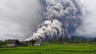 Die Aschesäule war zwei Kilometer hoch. Die Aschesäule war zwei Kilometer hoch.