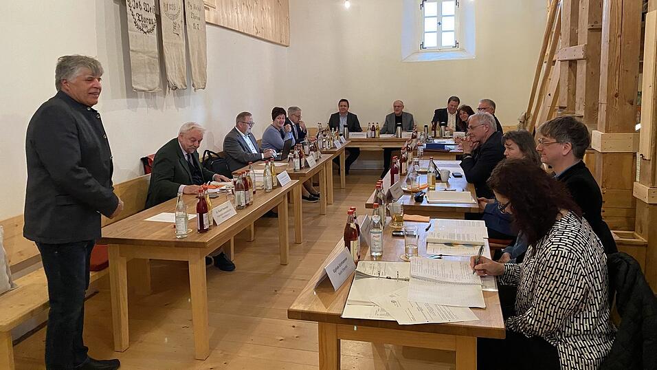 Max Rohrm&uuml;ller stellt den Mitgliedern des Kulturausschusses die rundumerneuerte M&uuml;hle vor.