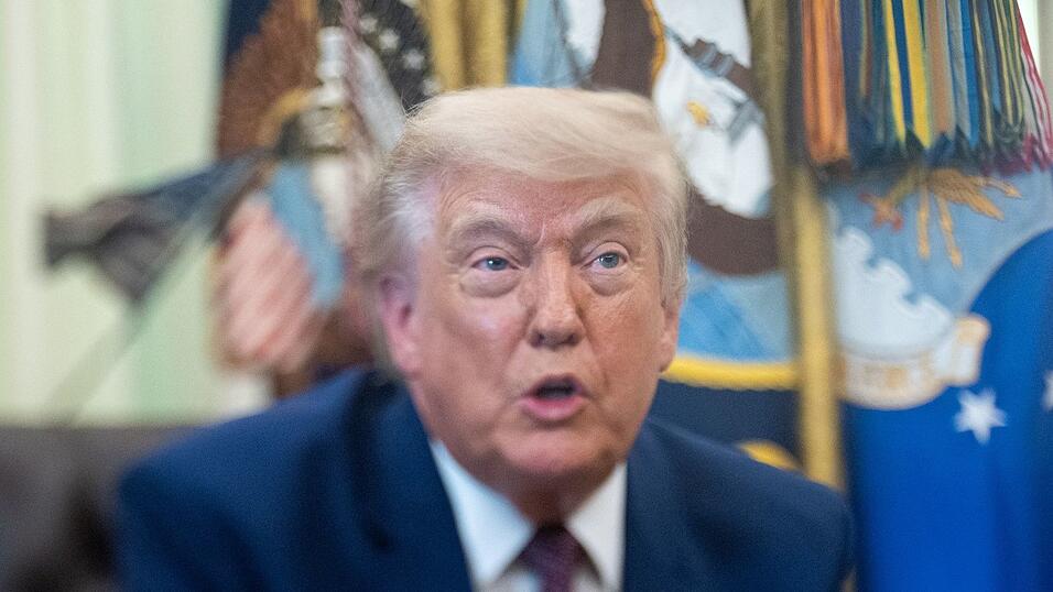 US-Pr&auml;sident Donald Trump m&ouml;chte seinen fr&uuml;heren Verteidiger als Justizminister behalten.