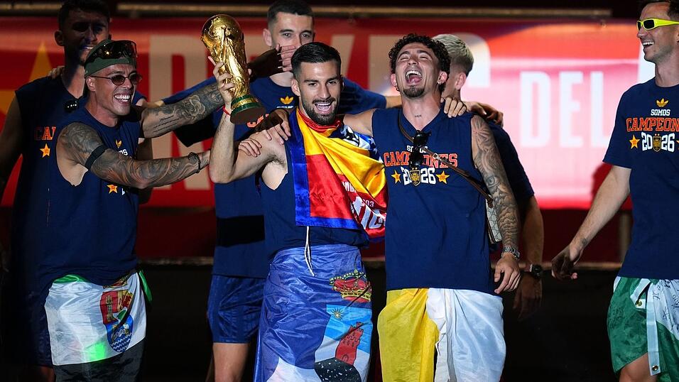 Mit überschwänglicher Freude feierten die frisch gekrönten Weltmeister mit mehr als 100.000 Fans auf dem Cibeles-Platz in Madrid und reckten stolz den WM-Pokal in die Höhe. Mit überschwänglicher Freude feierten die frisch gekrönten Weltmeister mit mehr als 100.000 Fans auf dem Cibeles-Platz in Madrid und reckten stolz den WM-Pokal in die Höhe.