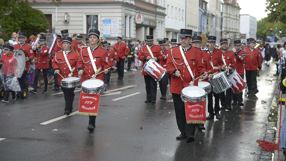 Zahlreiche Musik- und Trachtengruppen zogen nach dreij&auml;hriger Pause am Freitagabend zum Festplatz Am Hagen.&nbsp;