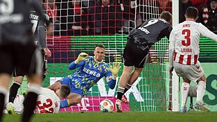 Frankfurts Jonathan Burkardt trifft zum 4:1 Frankfurts Jonathan Burkardt trifft zum 4:1