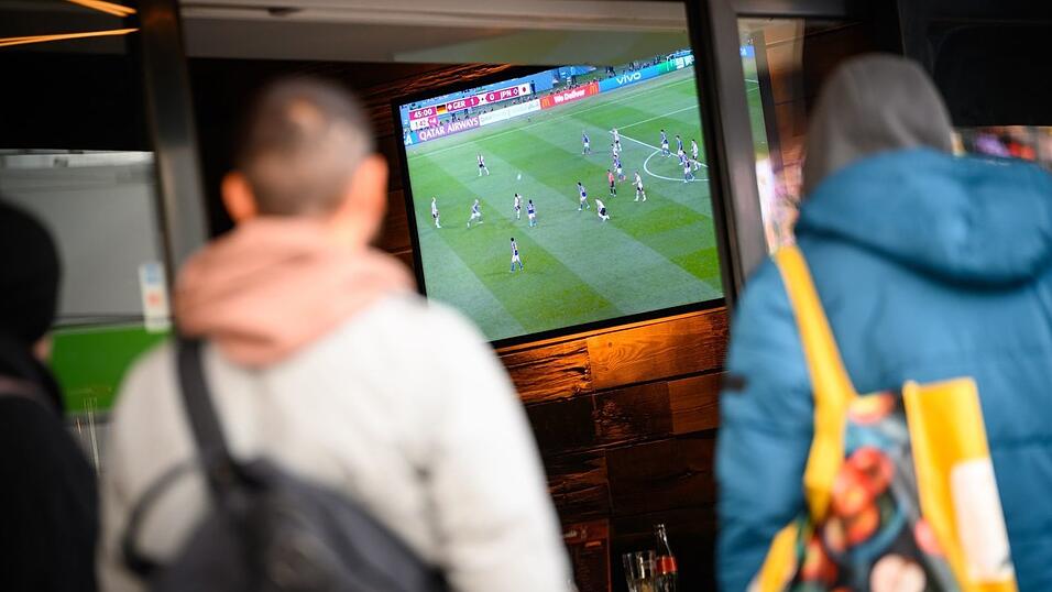 Viele Spiele bei der WM starten erst nach Mitternacht - und damit zu einer ungünstigen Zeit für die Gastronomie. (Archivbild) Viele Spiele bei der WM starten erst nach Mitternacht - und damit zu einer ungünstigen Zeit für die Gastronomie. (Archivbild)