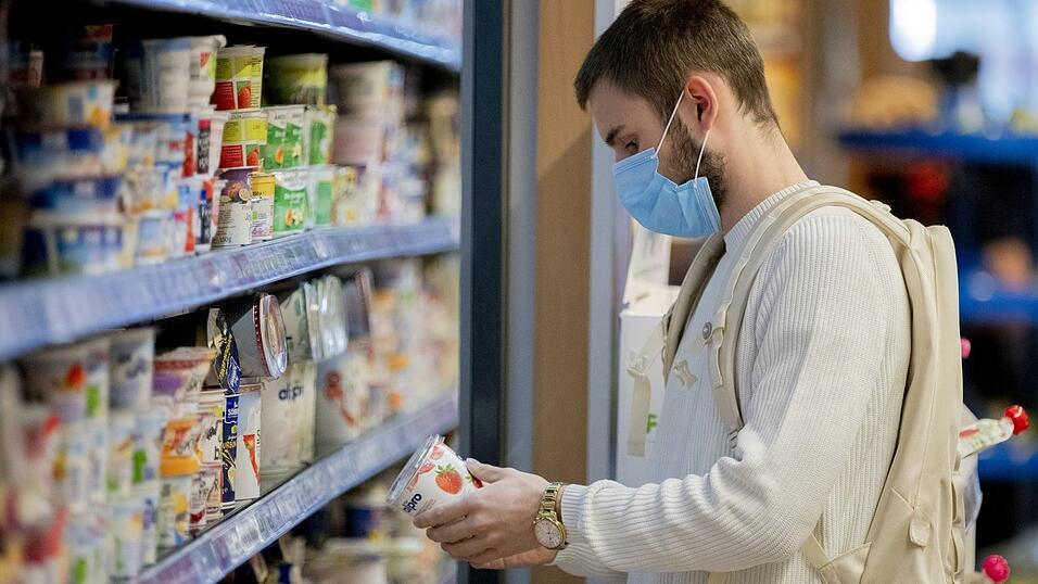 Volle Regale, viel Auswahl und oft wenig Zeit: Beim Einkauf lassen sich viele Kunden von den Werbeaussagen auf den Verpackungen zum Kauf animieren. Doch die halten nicht immer, was sie versprechen.