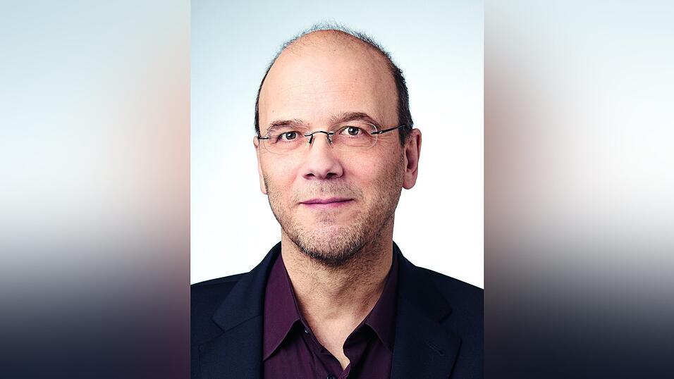 Prof. Dr. Michael Schredl ist Wissenschaftlicher Leiter eines Schlaflabors. Seit gut 40 Jahren protokolliert er seine eigenen Träume - mittlerweile sind über 16.000 Einträge zusammenkommen. Prof. Dr. Michael Schredl ist Wissenschaftlicher Leiter eines Schlaflabors. Seit gut 40 Jahren protokolliert er seine eigenen Träume - mittlerweile sind über 16.000 Einträge zusammenkommen.