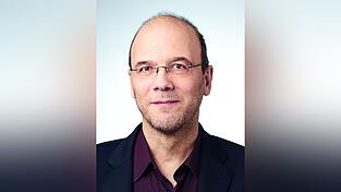 Prof. Dr. Michael Schredl ist Wissenschaftlicher Leiter eines Schlaflabors. Seit gut 40 Jahren protokolliert er seine eigenen Tr&auml;ume - mittlerweile sind &uuml;ber 16.000&nbsp;Eintr&auml;ge zusammenkommen.&nbsp;