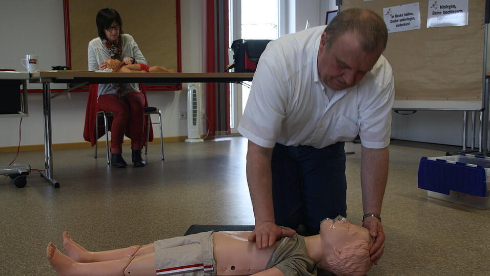 Sachen Erste Hilfe. Hier demonstriert er dieHerz-Lungen-Wiederbelebung bei einem Kind.Martin Schmauser vom Bayerischen Roten Kreuz ist Fachmann in