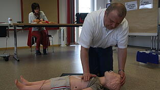 Sachen Erste Hilfe. Hier demonstriert er dieHerz-Lungen-Wiederbelebung bei einem Kind.Martin Schmauser vom Bayerischen Roten Kreuz ist Fachmann in Sachen Erste Hilfe. Hier demonstriert er dieHerz-Lungen-Wiederbelebung bei einem Kind.Martin Schmauser vom Bayerischen Roten Kreuz ist Fachmann in