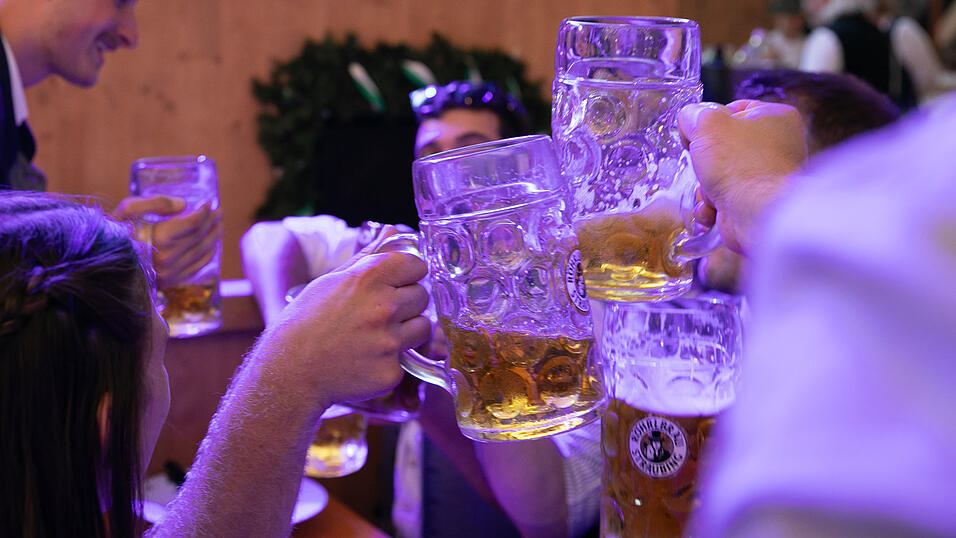 Echte Blasmusikfans lie&szlig;en sich den Montagabend im Festzelt Weckmann nicht entgehen.