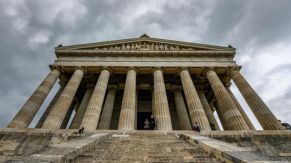 An der Walhalla sind seit 2020 acht Menschen gestürzt. Zwei davon tödlich. Jetzt stehen Veränderungen am Bauwerk zur Debatte. An der Walhalla sind seit 2020 acht Menschen gestürzt. Zwei davon tödlich. Jetzt stehen Veränderungen am Bauwerk zur Debatte.