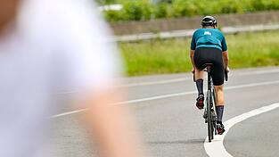 Der verletzte Rennradfahrer wird von Sanit&auml;tern und Ersthelfern zweimal reanimiert. (Symbolbild)