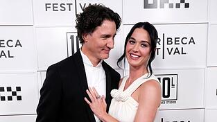 Popstar Katy Perry (41) hat sich bei der Premiere ihres neuen Films erstmals mit ihrem Partner, dem früheren kanadischen Premierminister Justin Trudeau (54), auf dem roten Teppich gezeigt. Popstar Katy Perry (41) hat sich bei der Premiere ihres neuen Films erstmals mit ihrem Partner, dem früheren kanadischen Premierminister Justin Trudeau (54), auf dem roten Teppich gezeigt.