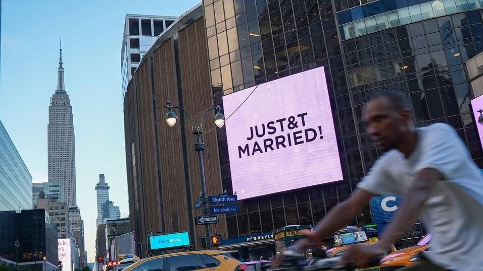 Auf Bildschirmen rund um den Madison Square Garden erschien die Aufschrift: «Just&t Married». Auf Bildschirmen rund um den Madison Square Garden erschien die Aufschrift: «Just&t Married».