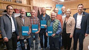 Andreas Dachauer sen., Johann Promesberger, Franz Janker, Josef Stahl und Erwin Hurm (von links) werden von den Ehrengästen mit Ehrennadeln in Platin und Gold ausgezeichnet. Andreas Dachauer sen., Johann Promesberger, Franz Janker, Josef Stahl und Erwin Hurm (von links) werden von den Ehrengästen mit Ehrennadeln in Platin und Gold ausgezeichnet.