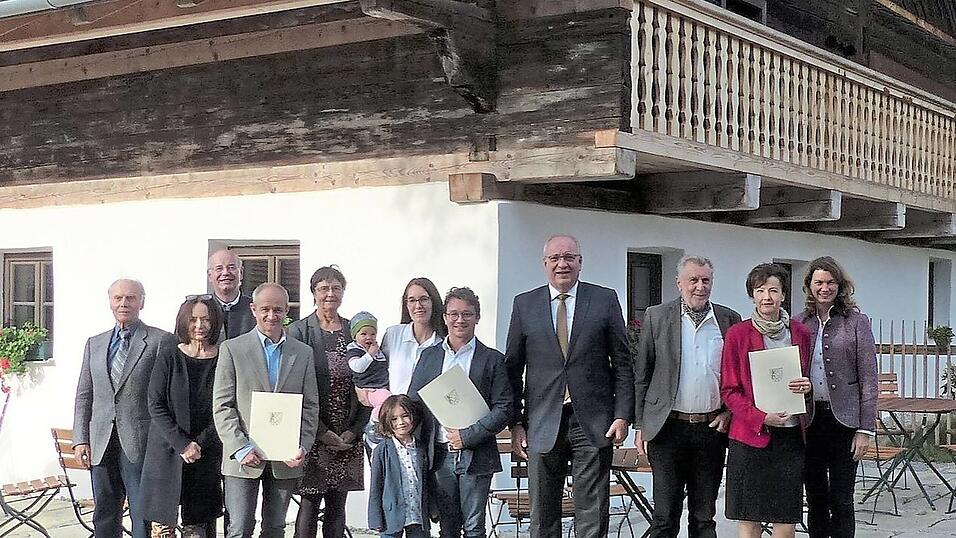 Die drei Preistr&auml;ger Dr. Ernst Horsch aus Mintraching (3. von links), J&uuml;rgen Mederer und Kathrin Schmidt aus Sulzb&uuml;rg (Mitte), sowie Elisabeth Sojer-Falter und Johann Falter (rechts) mit Landrat und Bezirkstagspr&auml;sident Franz L&ouml;ffler (3. von rechts), Bezirks- und Landr&auml;tin Tanja Schweiger (rechts) und B&uuml;rgermeister Alois Hamperl (hinten links).