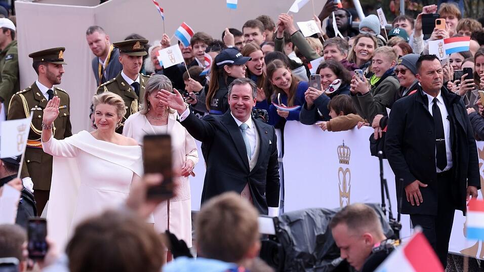 Viele tausend Menschen jubeln dem neuen großherzoglichen Paar zu Viele tausend Menschen jubeln dem neuen großherzoglichen Paar zu