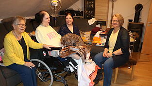 Sie helfen alle zusammen, um Carina zuhause die Intensivpflege zu erm&ouml;glichen: Oma Christine Hain, Carina, Pflegerin und Freundin Daniela Kusche, Mutter Birgit Bittel mit Hund Benni (von links).