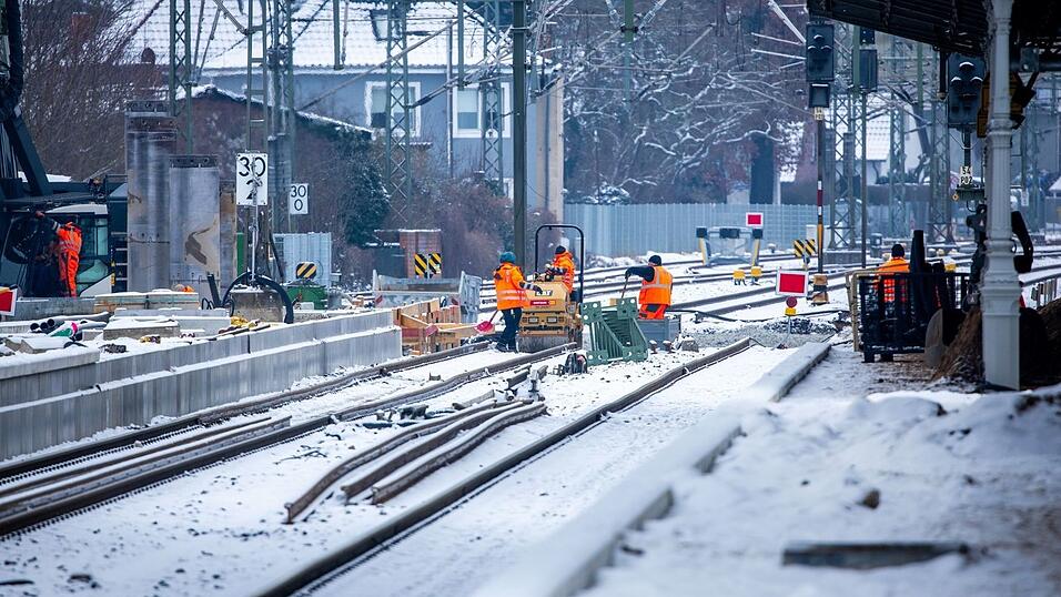 Frost bremste die Arbeiten an der Strecke aus. (Archivbild.)