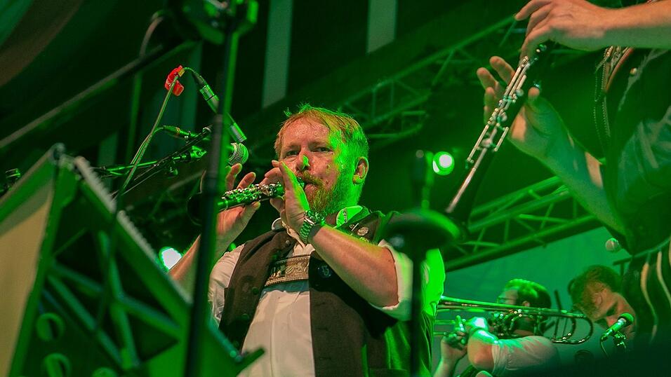 Am Dienstag spielte der Menzl im Festzelt Weckmann auf. Diese Blasmusikfreunde waren mit dabei.