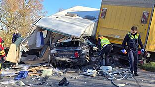 Der Wohnwagen wurde bei dem Unfall auf das Auto geschleudert. Der Wohnwagen wurde bei dem Unfall auf das Auto geschleudert.