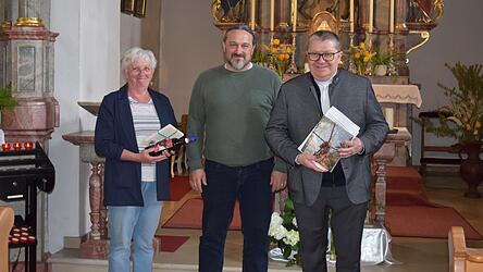 Kirchenpflegerin Erika M&uuml;ller, Stefan Ramoser von der KEB und Pfarrer Josef Jacek