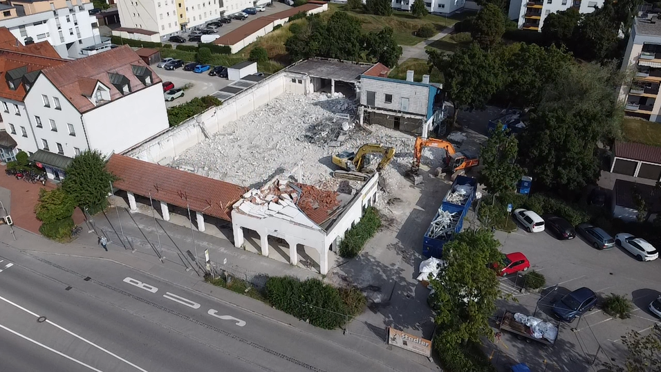 In der Industriestra&szlig;e schreiten derzeit die R&uuml;ckbauarbeiten des ehemaligen EDEKA-Geb&auml;udes z&uuml;gig voran.