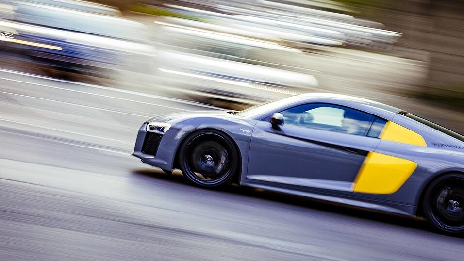 Immer wieder wird &uuml;ber illegale Stra&szlig;enrennen berichtet, bei denen die mehrere 100.000 Euro teuren Gef&auml;hrte geschrottet werden. In Berlin und anderen Bundesl&auml;ndern wird auch &uuml;ber das Anmieten von Supersportwagen f&uuml;r illegale Zwecke berichtet.