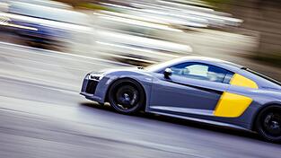 Immer wieder wird &uuml;ber illegale Stra&szlig;enrennen berichtet, bei denen die mehrere 100.000 Euro teuren Gef&auml;hrte geschrottet werden. In Berlin und anderen Bundesl&auml;ndern wird auch &uuml;ber das Anmieten von Supersportwagen f&uuml;r illegale Zwecke berichtet.