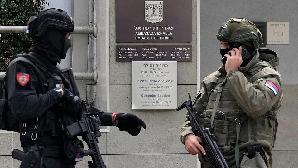Ein junger Serbe griff mit Messern einen Polizisten vor der israelischen Botschaft in Serbien an, der ihn schließlich erschoss. Ein junger Serbe griff mit Messern einen Polizisten vor der israelischen Botschaft in Serbien an, der ihn schließlich erschoss.