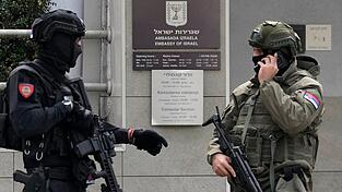 Ein junger Serbe griff mit Messern einen Polizisten vor der israelischen Botschaft in Serbien an, der ihn schließlich erschoss. Ein junger Serbe griff mit Messern einen Polizisten vor der israelischen Botschaft in Serbien an, der ihn schließlich erschoss.