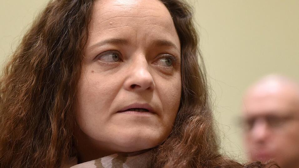 Die Angeklagte Beate Zsch&auml;pe sitzt am 09.12.2015 im Gerichtssaal im Oberlandesgericht in M&uuml;nchen (Bayern) an ihrem Platz. Am 12.01.2016 wird der Prozess forgesetzt.