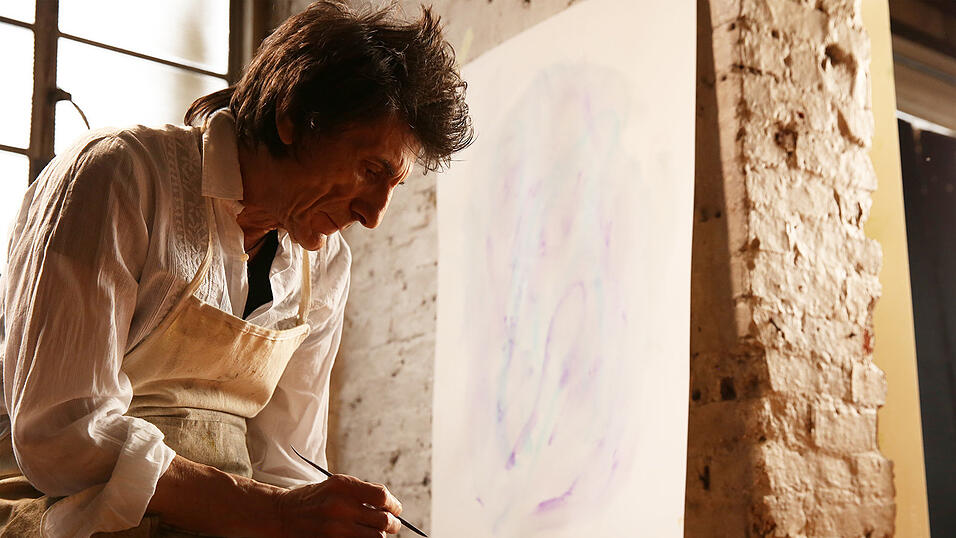 Ronnie Wood malt auch. 'Er ist ein besserer Maler als ich', sagt sein Künstler-Kumpel Damien Hirst im Film in typisch britischer Coolness. Ronnie Wood malt auch. 'Er ist ein besserer Maler als ich', sagt sein Künstler-Kumpel Damien Hirst im Film in typisch britischer Coolness.