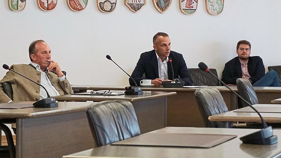 Armin Grassinger (Mitte) legte die durchwegs positiven Erfahrungen der Stadt Dingolfing dar. Armin Grassinger (Mitte) legte die durchwegs positiven Erfahrungen der Stadt Dingolfing dar.