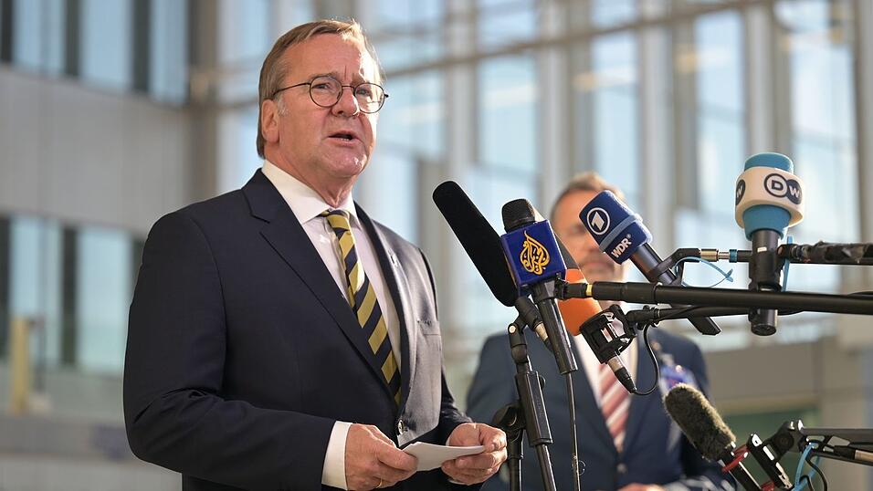 Die Marine verlegt derzeit zwei Schiffe in Richtung der Straße von Hormus - das gab Verteidigungsminister Pistorius bei einem Treffen mit seinen Nato-Kollegen in Brüssel bekannt. Die Marine verlegt derzeit zwei Schiffe in Richtung der Straße von Hormus - das gab Verteidigungsminister Pistorius bei einem Treffen mit seinen Nato-Kollegen in Brüssel bekannt.