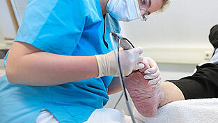 Eine angehende Podologin bei ihrer Arbeit. Podologen absolvieren eine zweijährige Vollzeitausbildung, die 3 000 Stunden umfasst. Die Ausbildung schließt mit einer staatlichen Prüfung in Theorie und Praxis ab. Eine angehende Podologin bei ihrer Arbeit. Podologen absolvieren eine zweijährige Vollzeitausbildung, die 3 000 Stunden umfasst. Die Ausbildung schließt mit einer staatlichen Prüfung in Theorie und Praxis ab.