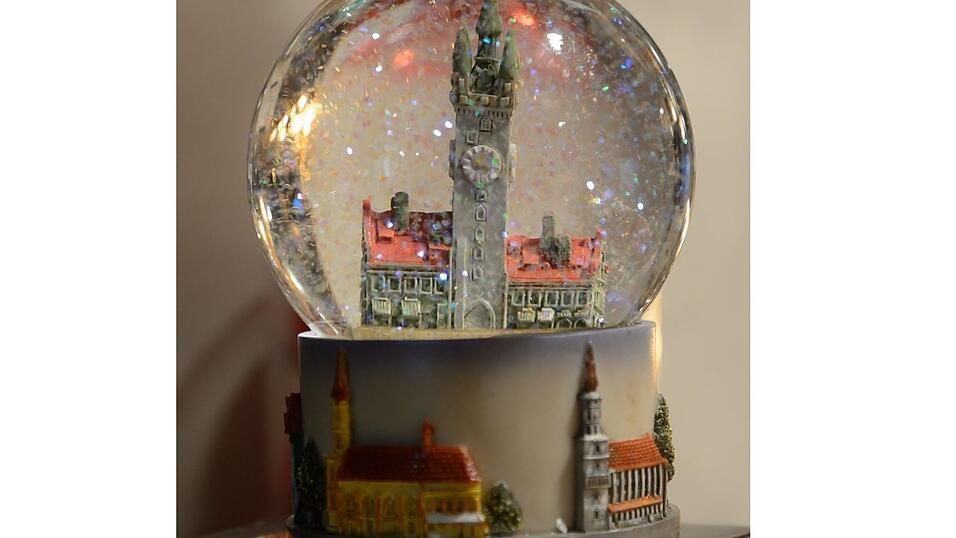 Ob es einen Christkindlmarkt in Straubing geben wird? Da befragt man vielleicht die Wahrsager-Glaskugel.