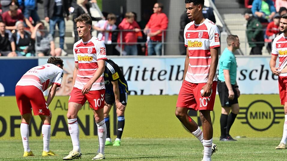 Direkt nach Spielende gegen Saarbrücken überwiegt die Enttäuschung bei den Oberpfälzern. Direkt nach Spielende gegen Saarbrücken überwiegt die Enttäuschung bei den Oberpfälzern.