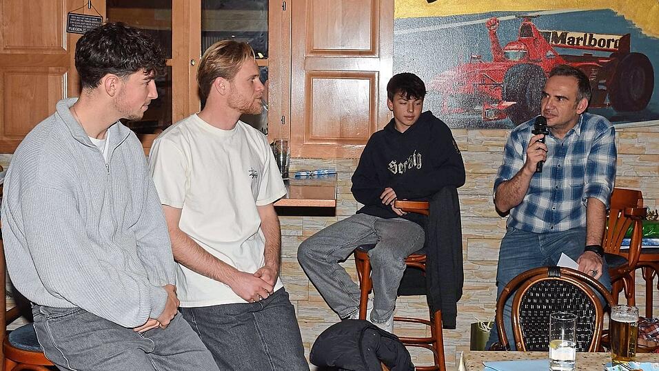 Tobias Grießer (r.) fühlte den Profis auf den Zahn: (v.l.) Moritz Bangerter und Thore Jacobsen. Tobias Grießer (r.) fühlte den Profis auf den Zahn: (v.l.) Moritz Bangerter und Thore Jacobsen.