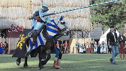 Das Turnier ist einer der Höhepunkte der Landshuter Hochzeit. Bei der echten im Jahr 1475 waren die Regeln der Ritterschaft und der Turniere besonders ausgereift. Und doch war das Mittelalter nicht die Zeit der Ritter.