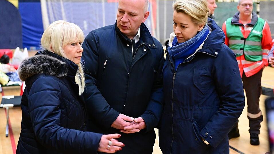 Berlins Regierender Bürgermeister Kai Wegner (mit Iris Spranger und Franziska Giffey, l.) sieht sich mit Kritik nach einem Brandanschlag auf die Stromversorgung konfrontiert. (Archivbild) Berlins Regierender Bürgermeister Kai Wegner (mit Iris Spranger und Franziska Giffey, l.) sieht sich mit Kritik nach einem Brandanschlag auf die Stromversorgung konfrontiert. (Archivbild)