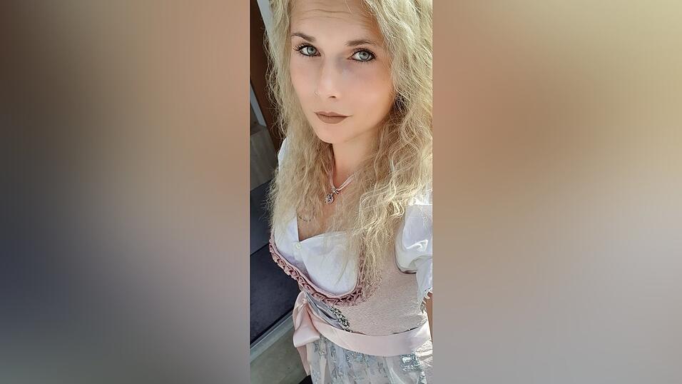 Jessica Kramer hat sich fotografiert, bevor sie eine Veranstaltung in einem Biergarten besuchte. Jessica Kramer hat sich fotografiert, bevor sie eine Veranstaltung in einem Biergarten besuchte.