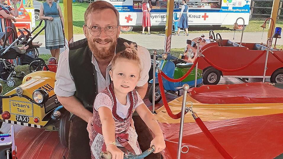 Die Wanja mit Papa Nathanael aus Arnstorf ist der erste Fahrgast auf der Simson beim Kinderkarussell von 1945.