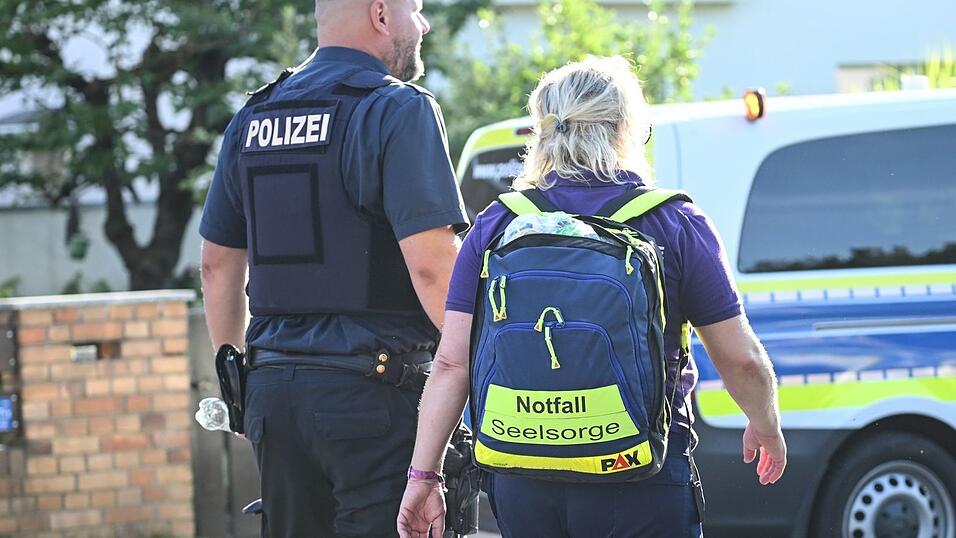 Mitarbeiter der Notfallseelsorge sind am Einsatzort.