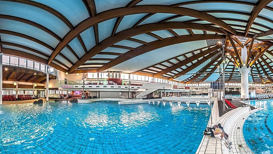 Ab Montag, 1. August, sind die Warmwasser-Außenbecken im Regensburger Westbad nicht mehr beheizt. (Archiv) Ab Montag, 1. August, sind die Warmwasser-Außenbecken im Regensburger Westbad nicht mehr beheizt. (Archiv)