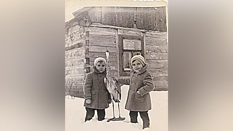 Eugen Pruszynski (links) mit Zwillingsbruder Jan hinter seinem Geburtshaus in Zambrów. Eugen Pruszynski (links) mit Zwillingsbruder Jan hinter seinem Geburtshaus in Zambrów.