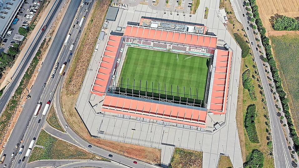 Die Dach- und Au&szlig;enfl&auml;chen des Jahnstadions sind nicht mehr so rot wie das Stadtwappen, sondern deutlich ausgeblichen.