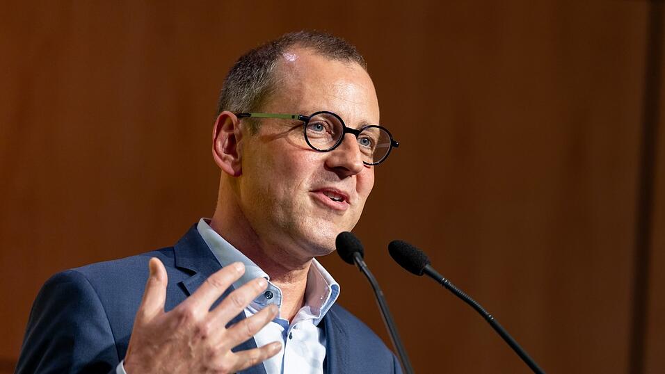 Der im Juni neu gewählte bayerische FDP-Vorsitzende Michael Ruoff attackiert die bayerische Staatsregierung für ihr Liebäugeln mit neuen Schulden. Der im Juni neu gewählte bayerische FDP-Vorsitzende Michael Ruoff attackiert die bayerische Staatsregierung für ihr Liebäugeln mit neuen Schulden.