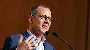 Der im Juni neu gewählte bayerische FDP-Vorsitzende Michael Ruoff attackiert die bayerische Staatsregierung für ihr Liebäugeln mit neuen Schulden. Der im Juni neu gewählte bayerische FDP-Vorsitzende Michael Ruoff attackiert die bayerische Staatsregierung für ihr Liebäugeln mit neuen Schulden.