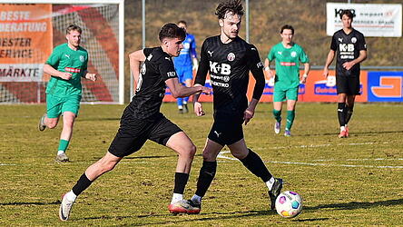 Der Einsatz von Chams Raphael Huber (l.) ist wegen einer Blessur am Sprunggelenk im Spiel beim FC Eintracht Bamberg gef&auml;hrdet.