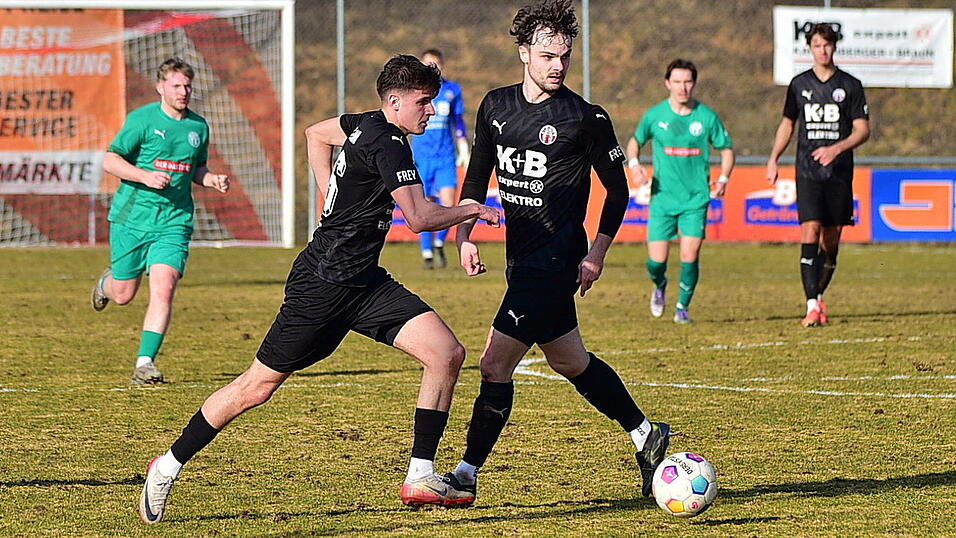 Der Einsatz von Chams Raphael Huber (l.) ist wegen einer Blessur am Sprunggelenk im Spiel beim FC Eintracht Bamberg gef&auml;hrdet.